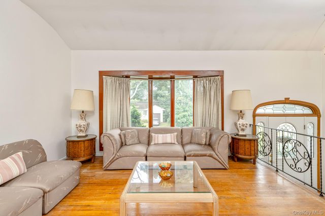 16 Arlington Avenue, Saint James, NY 11780