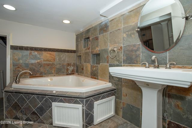 3532 Leith Ln, Louisville, KY 40218
