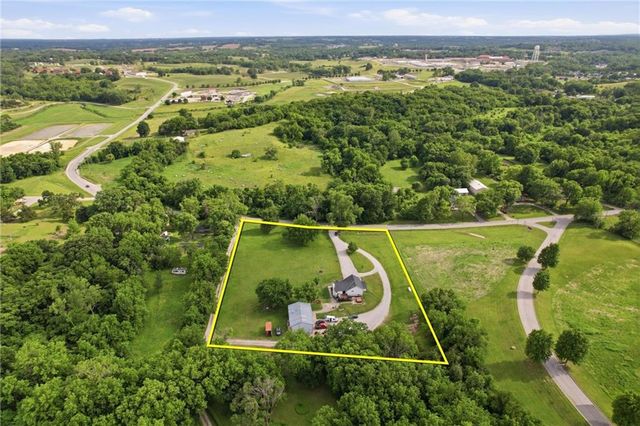 964 N 5 Highway, Lansing, KS 66043