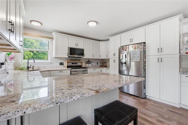 964 N 5 Highway, Lansing, KS 66043