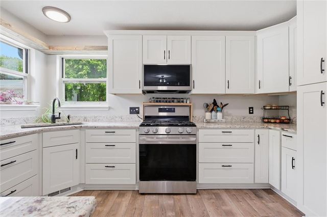964 N 5 Highway, Lansing, KS 66043