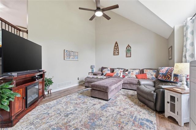 964 N 5 Highway, Lansing, KS 66043