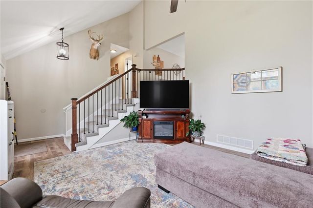 964 N 5 Highway, Lansing, KS 66043