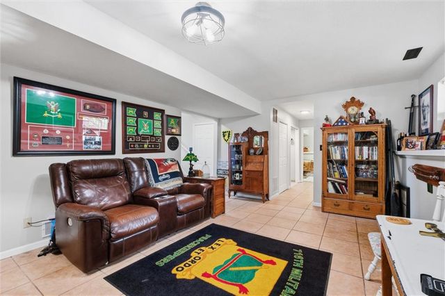 964 N 5 Highway, Lansing, KS 66043