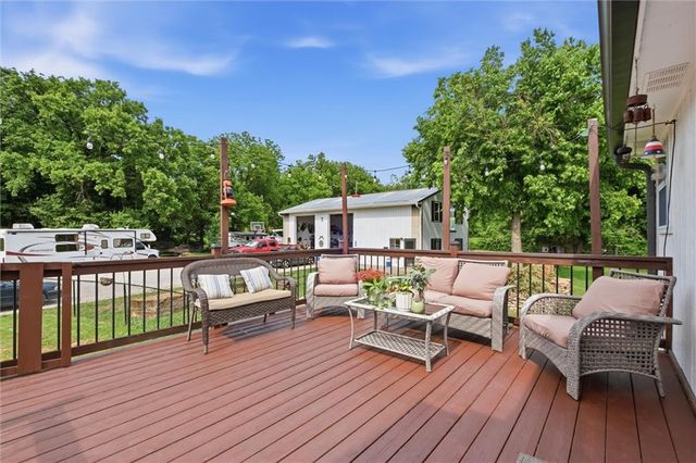 964 N 5 Highway, Lansing, KS 66043
