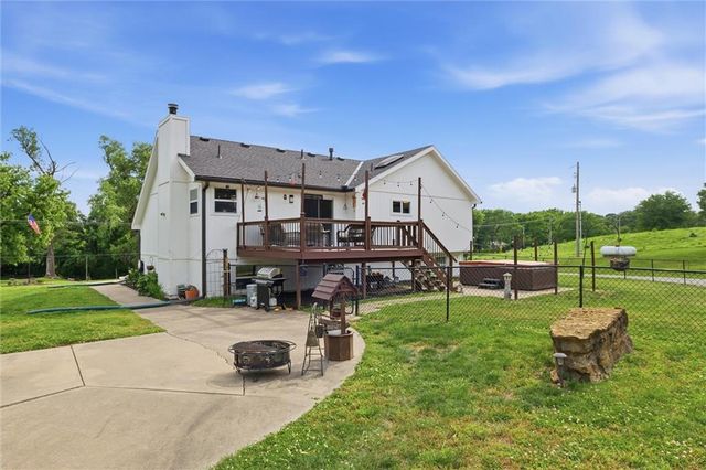 964 N 5 Highway, Lansing, KS 66043