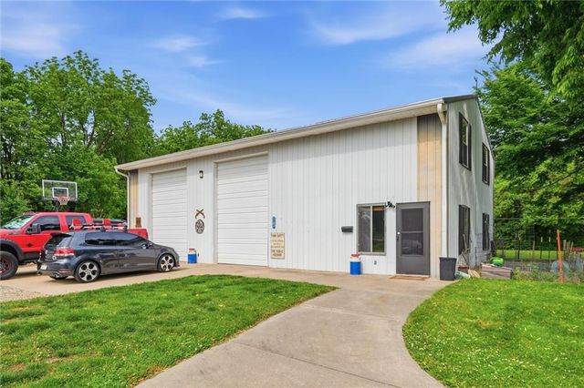 964 N 5 Highway, Lansing, KS 66043