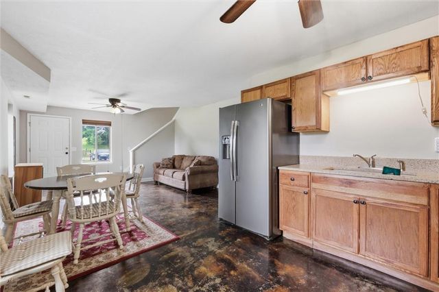 964 N 5 Highway, Lansing, KS 66043