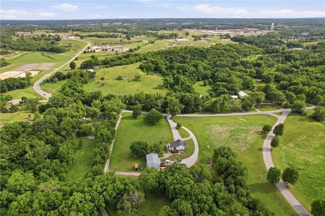 964 N 5 Highway, Lansing, KS 66043
