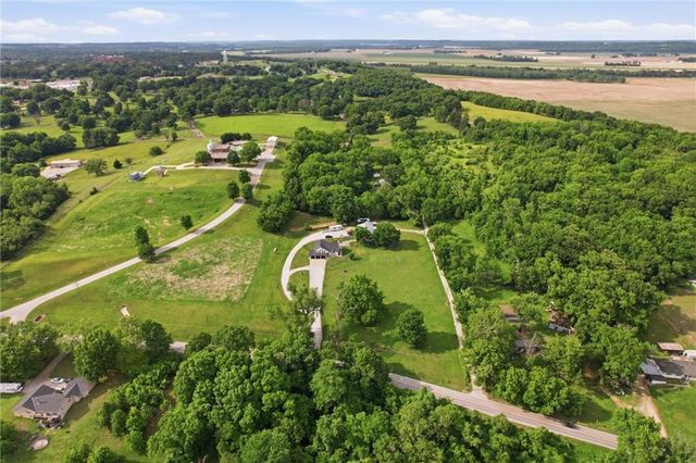 964 N 5 Highway, Lansing, KS 66043