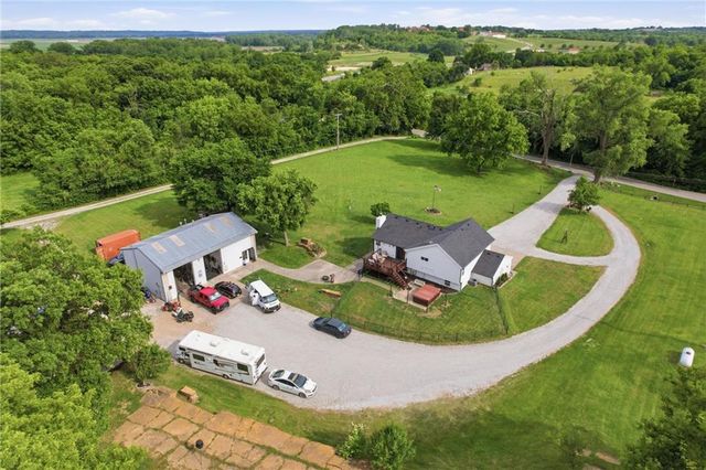 964 N 5 Highway, Lansing, KS 66043