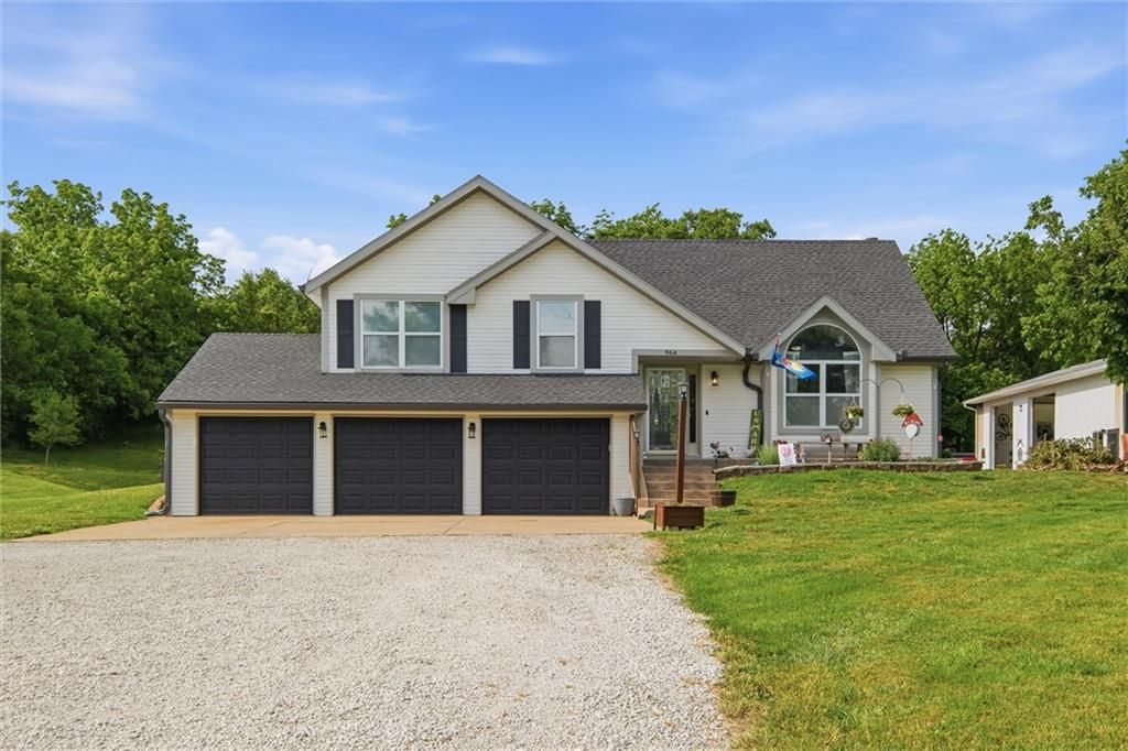 964 N 5 Highway, Lansing, KS 66043