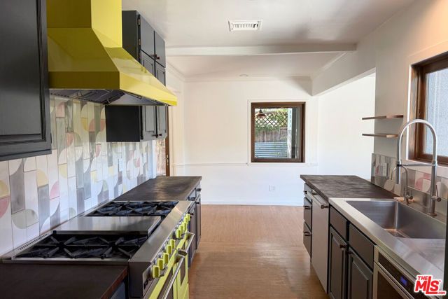 1743 Robson Avenue, Santa Monica, CA 90405