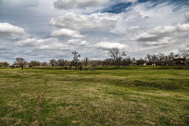 121 Mechelle ST, Smithville, TX 78957