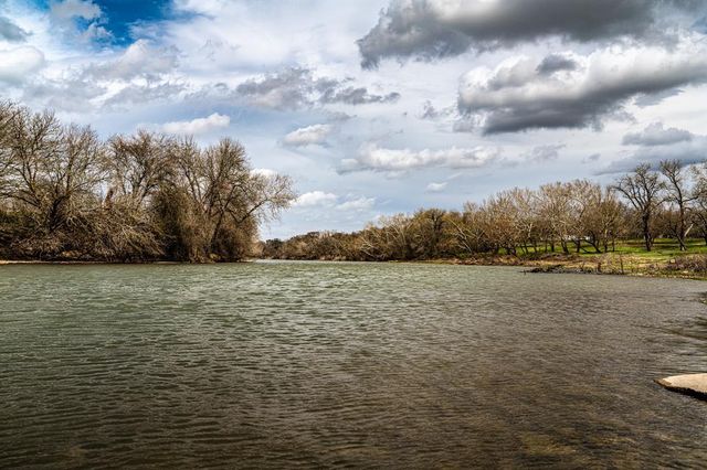 121 Mechelle ST, Smithville, TX 78957