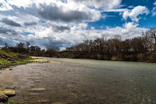 121 Mechelle ST, Smithville, TX 78957