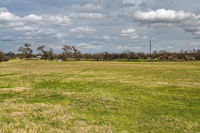 121 Mechelle ST, Smithville, TX 78957