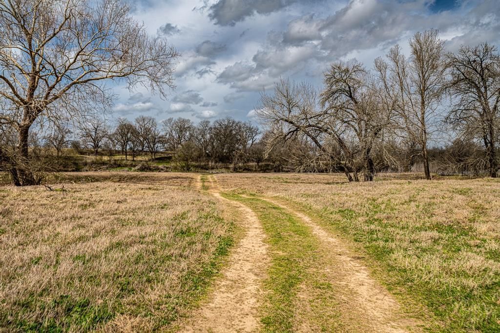 121 Mechelle ST, Smithville, TX 78957