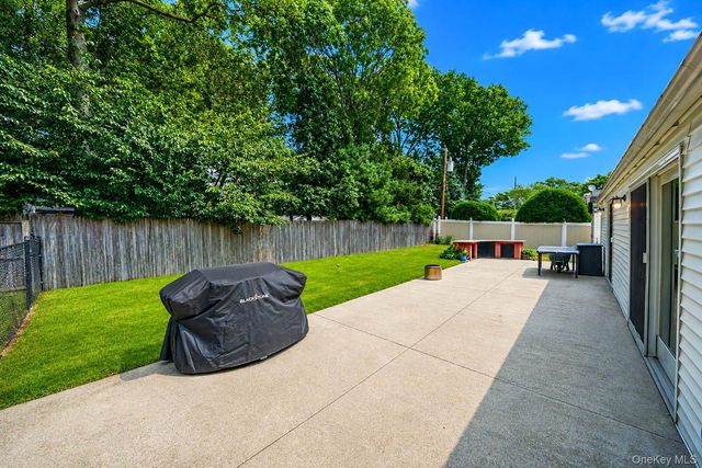 5 Horseshoe Drive, Holbrook, NY 11741