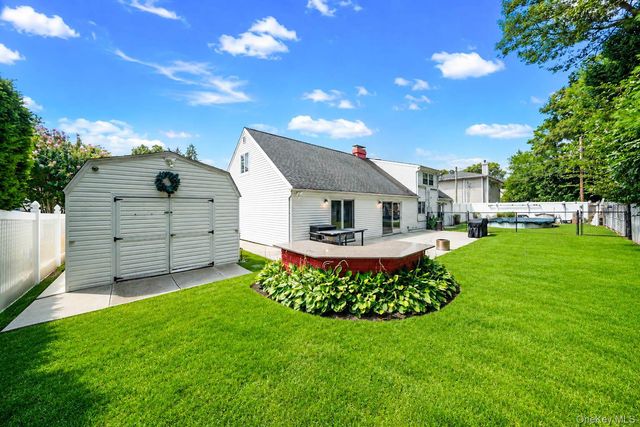 5 Horseshoe Drive, Holbrook, NY 11741