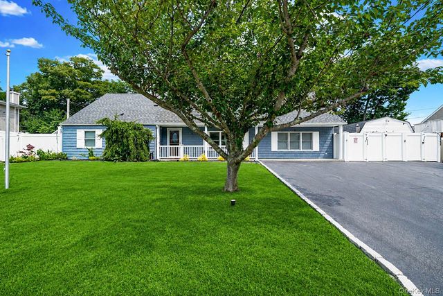 5 Horseshoe Drive, Holbrook, NY 11741