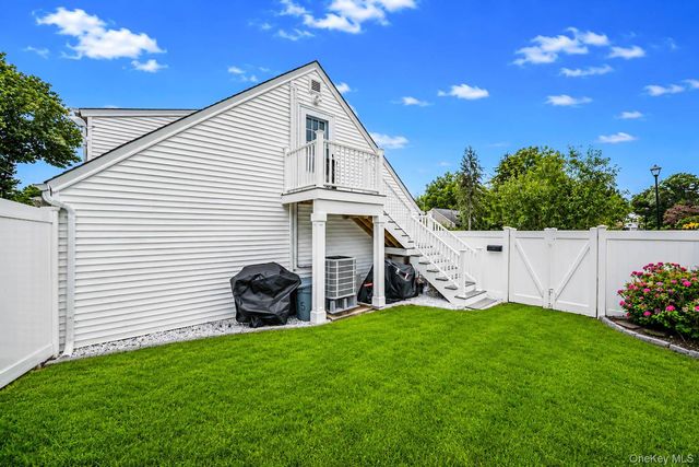 5 Horseshoe Drive, Holbrook, NY 11741