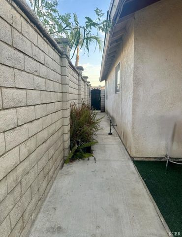 725 18th Place, Delano, CA 93215