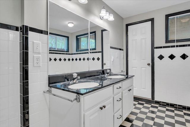 1355 Rosewood LN, Huddleston, VA 24104