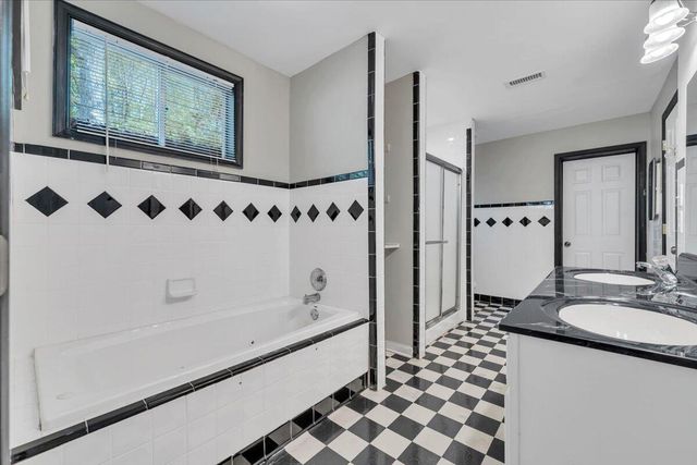 1355 Rosewood LN, Huddleston, VA 24104