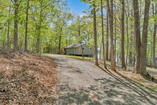 1355 Rosewood LN, Huddleston, VA 24104