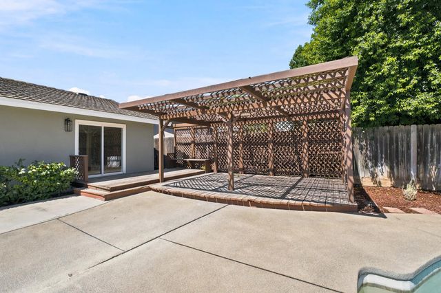 744 W Palo Alto Avenue, Fresno, CA 93704