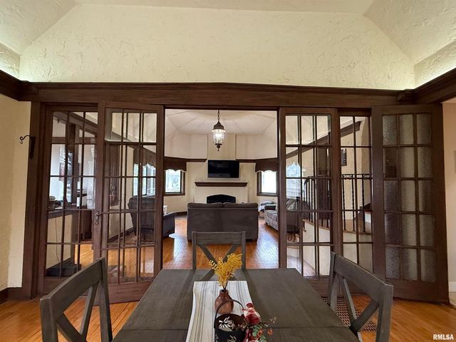 606 W MAIN Street, Carmi, IL 62821