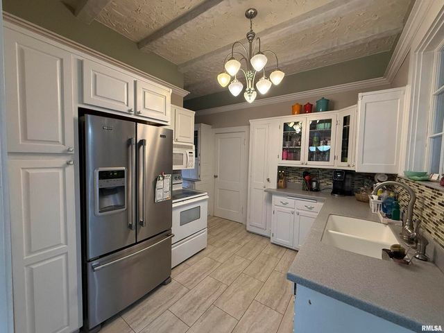 606 W MAIN Street, Carmi, IL 62821