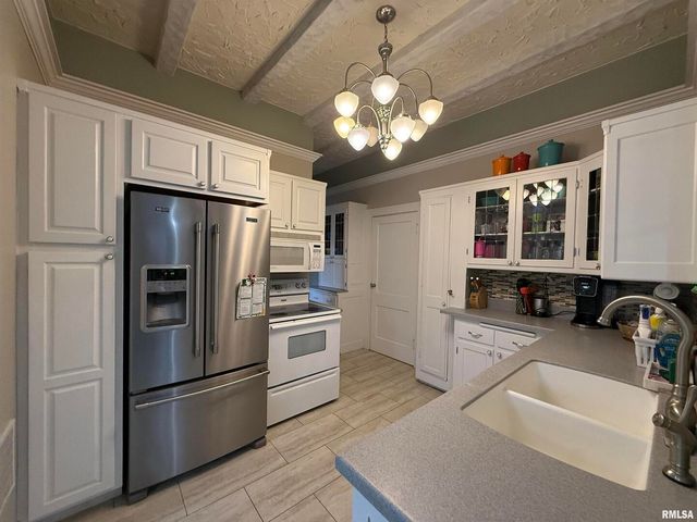 606 W MAIN Street, Carmi, IL 62821