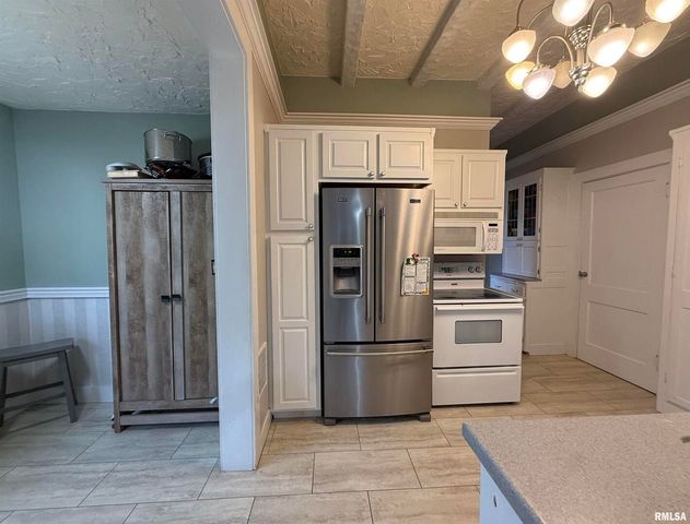 606 W MAIN Street, Carmi, IL 62821