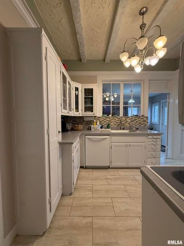 606 W MAIN Street, Carmi, IL 62821