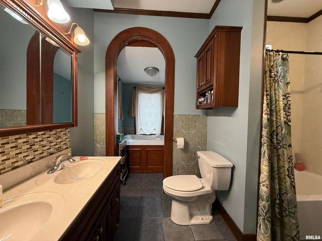 606 W MAIN Street, Carmi, IL 62821