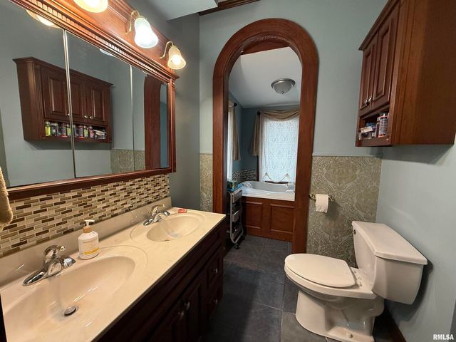 606 W MAIN Street, Carmi, IL 62821