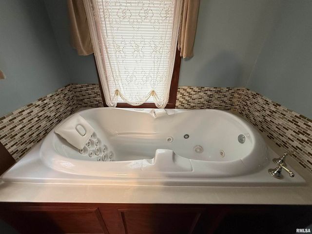 606 W MAIN Street, Carmi, IL 62821