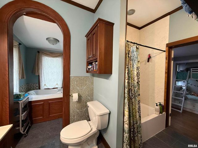 606 W MAIN Street, Carmi, IL 62821