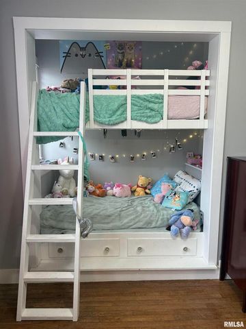 606 W MAIN Street, Carmi, IL 62821