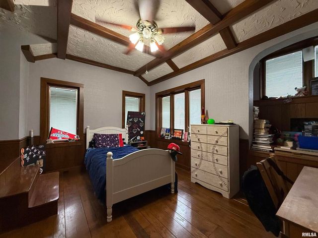 606 W MAIN Street, Carmi, IL 62821