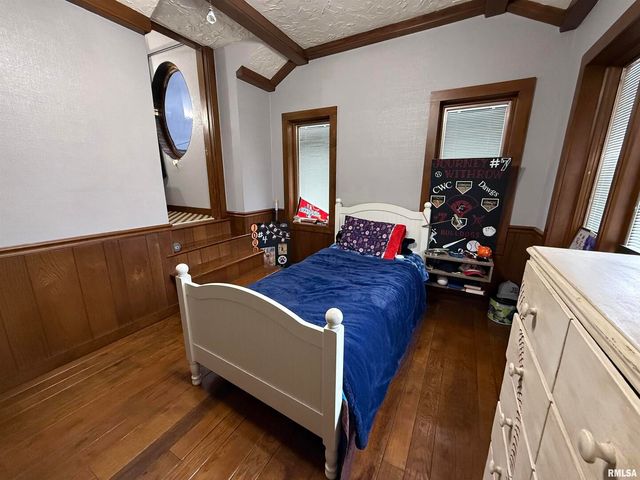 606 W MAIN Street, Carmi, IL 62821