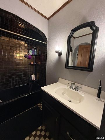 606 W MAIN Street, Carmi, IL 62821