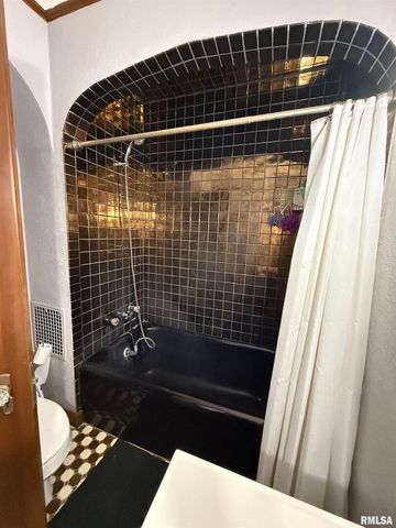 606 W MAIN Street, Carmi, IL 62821