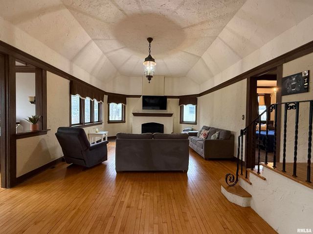 606 W MAIN Street, Carmi, IL 62821