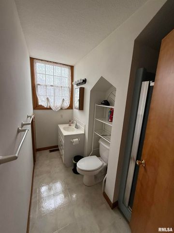 606 W MAIN Street, Carmi, IL 62821