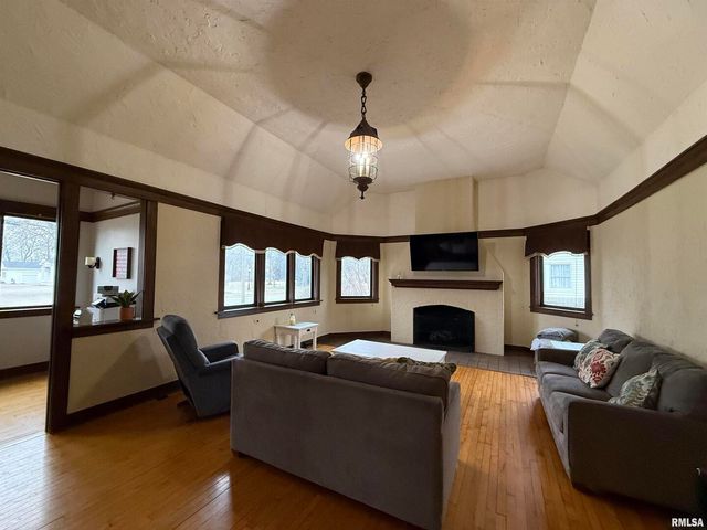 606 W MAIN Street, Carmi, IL 62821