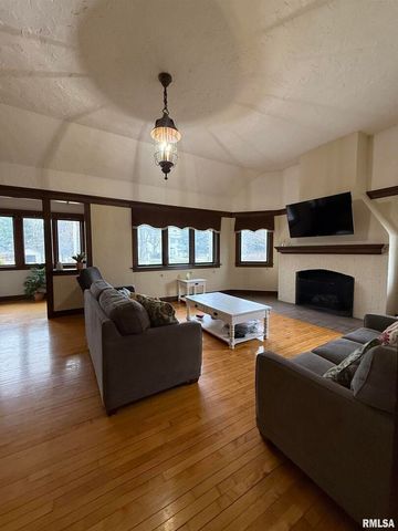 606 W MAIN Street, Carmi, IL 62821