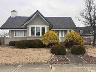 606 W MAIN Street, Carmi, IL 62821